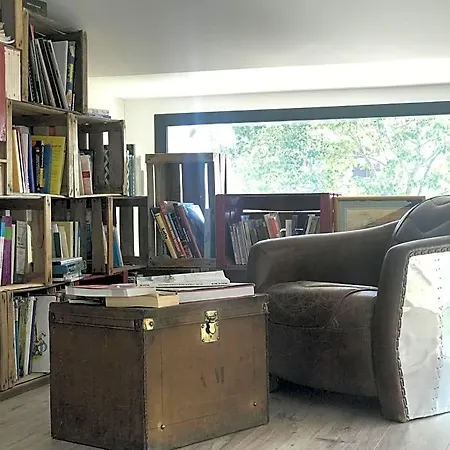 Au Hangar Bed & Breakfast